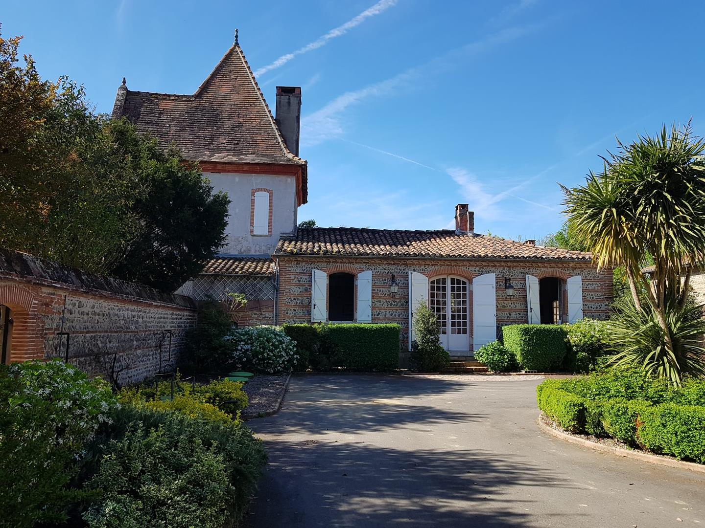 Vue facade maison de maitre style toulousain
