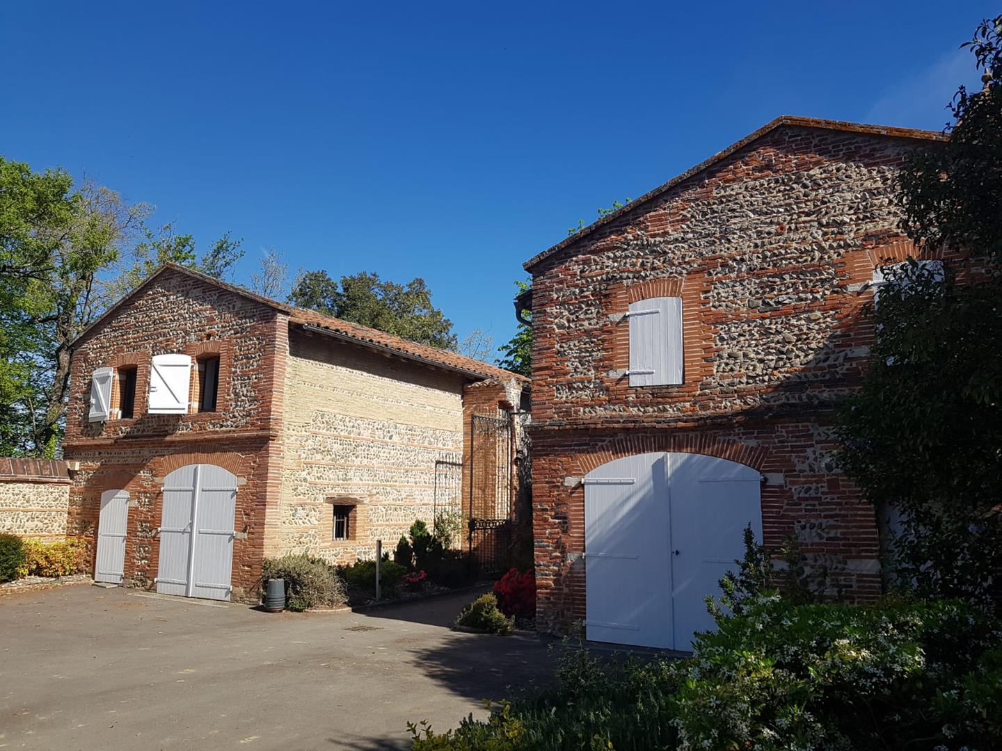 A gauche de la photo le gite Auberge
