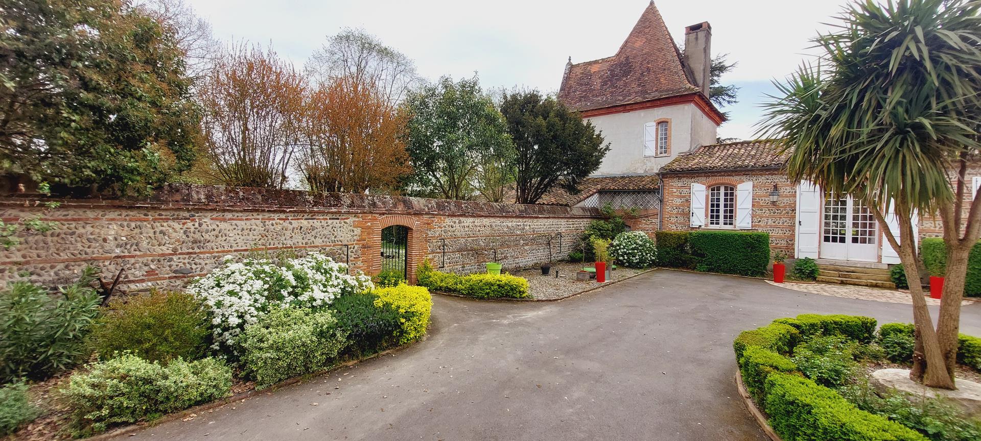 vue sur cour du domaine avec toute sa vegetation
