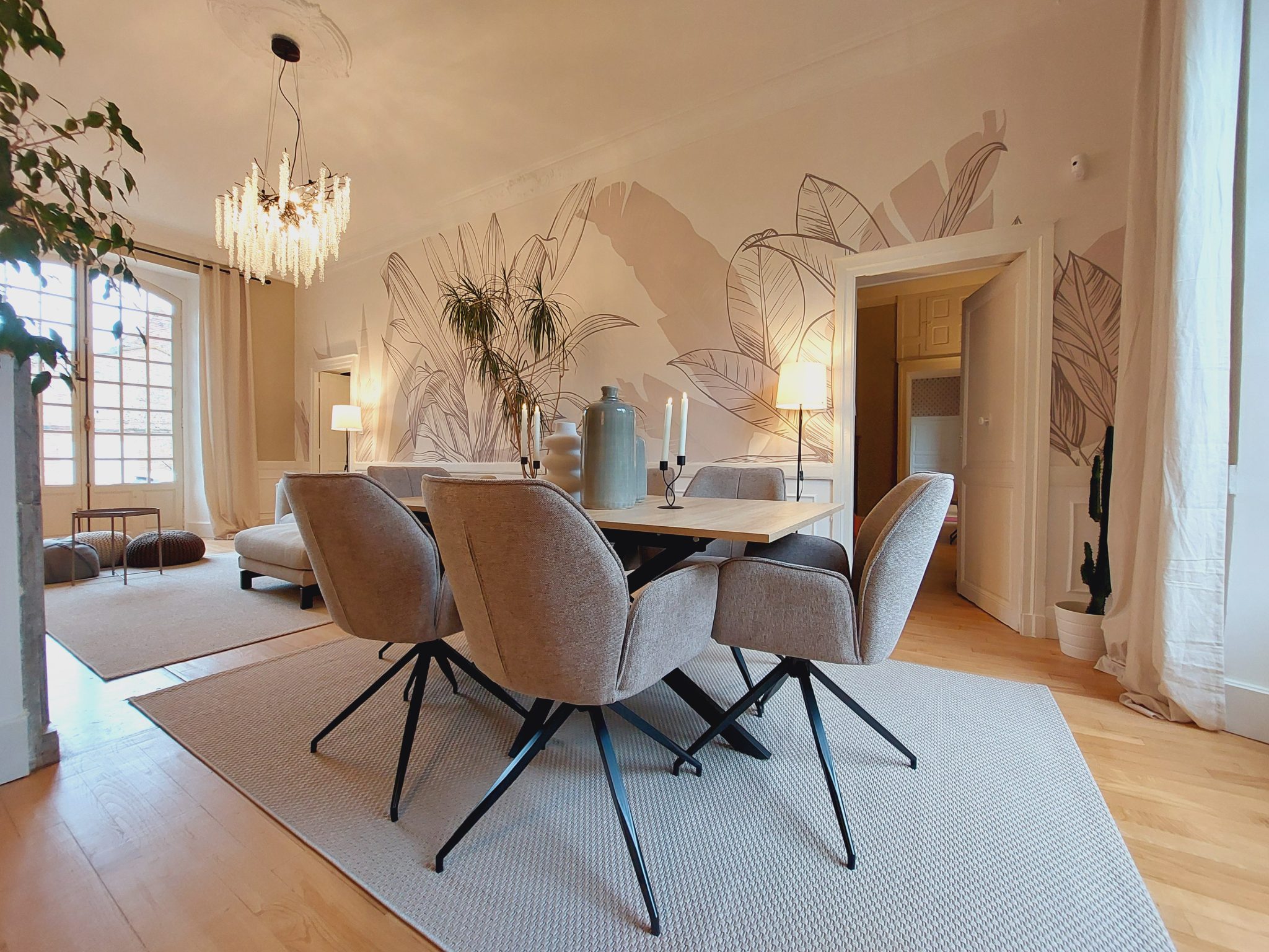 salon du prestige avec sa table pour 8 personnes