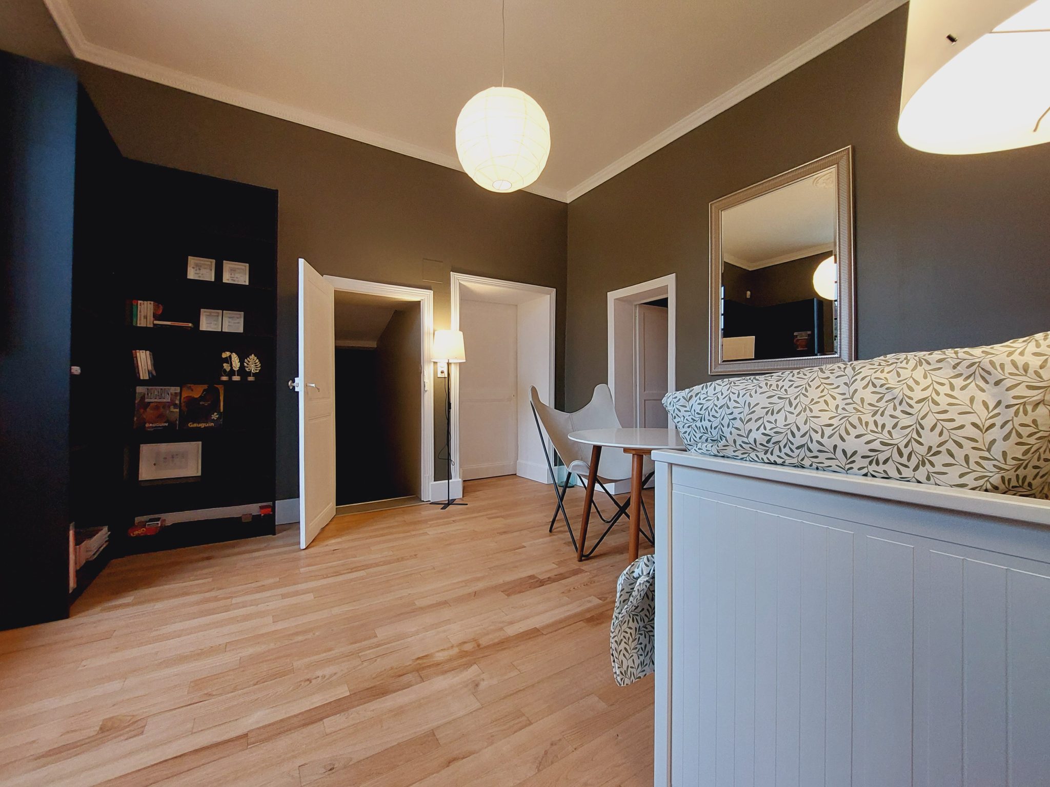 salon de lecture avec bibliotheque