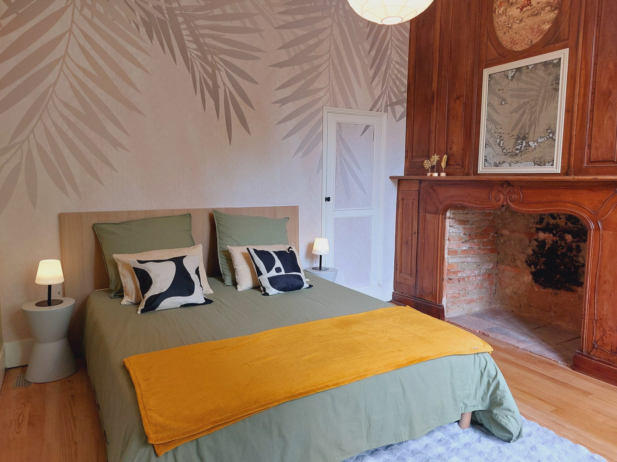 vue chambre avec cheminee bois