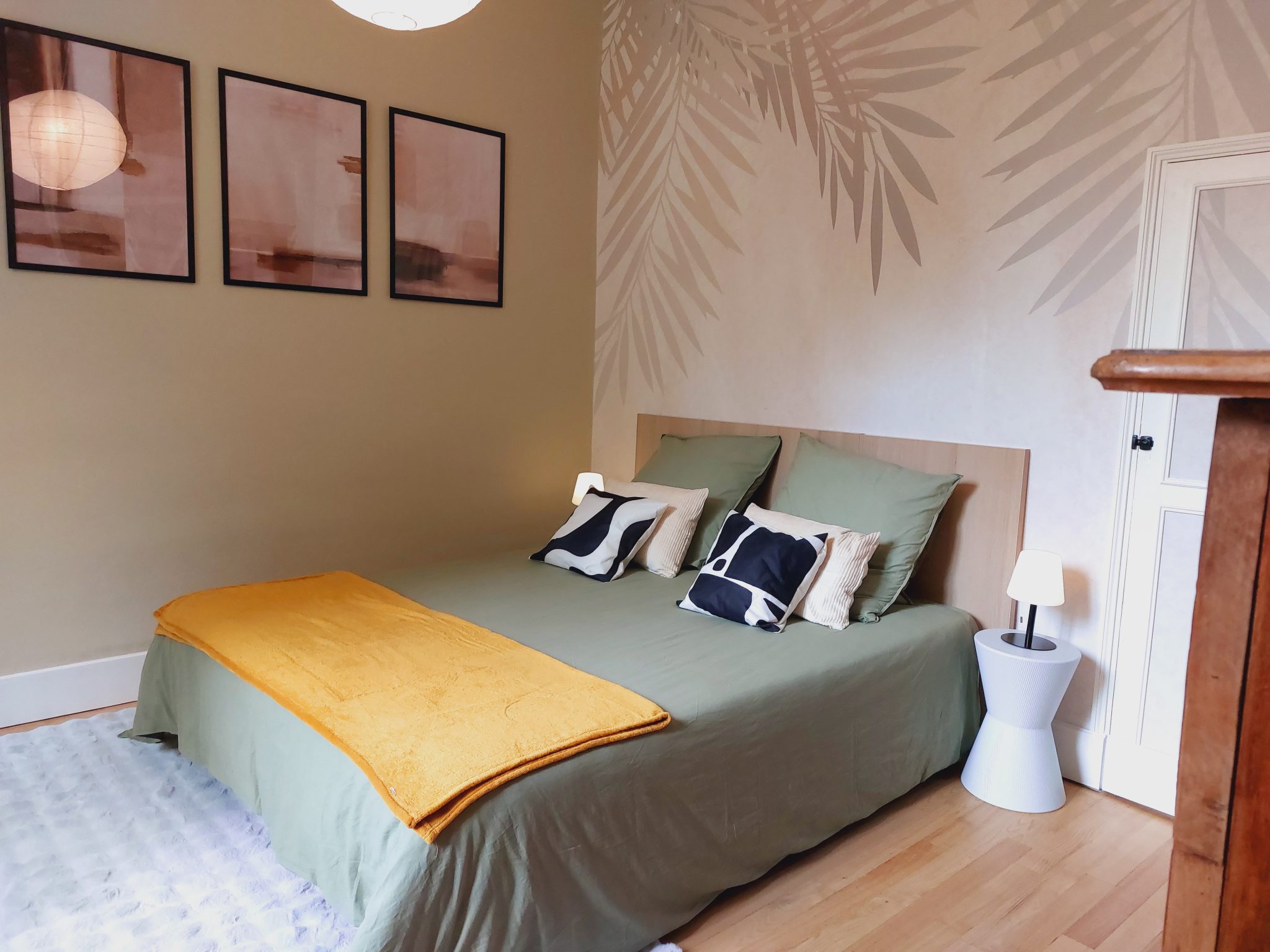 autre vue de la chambre avec cheminee bois