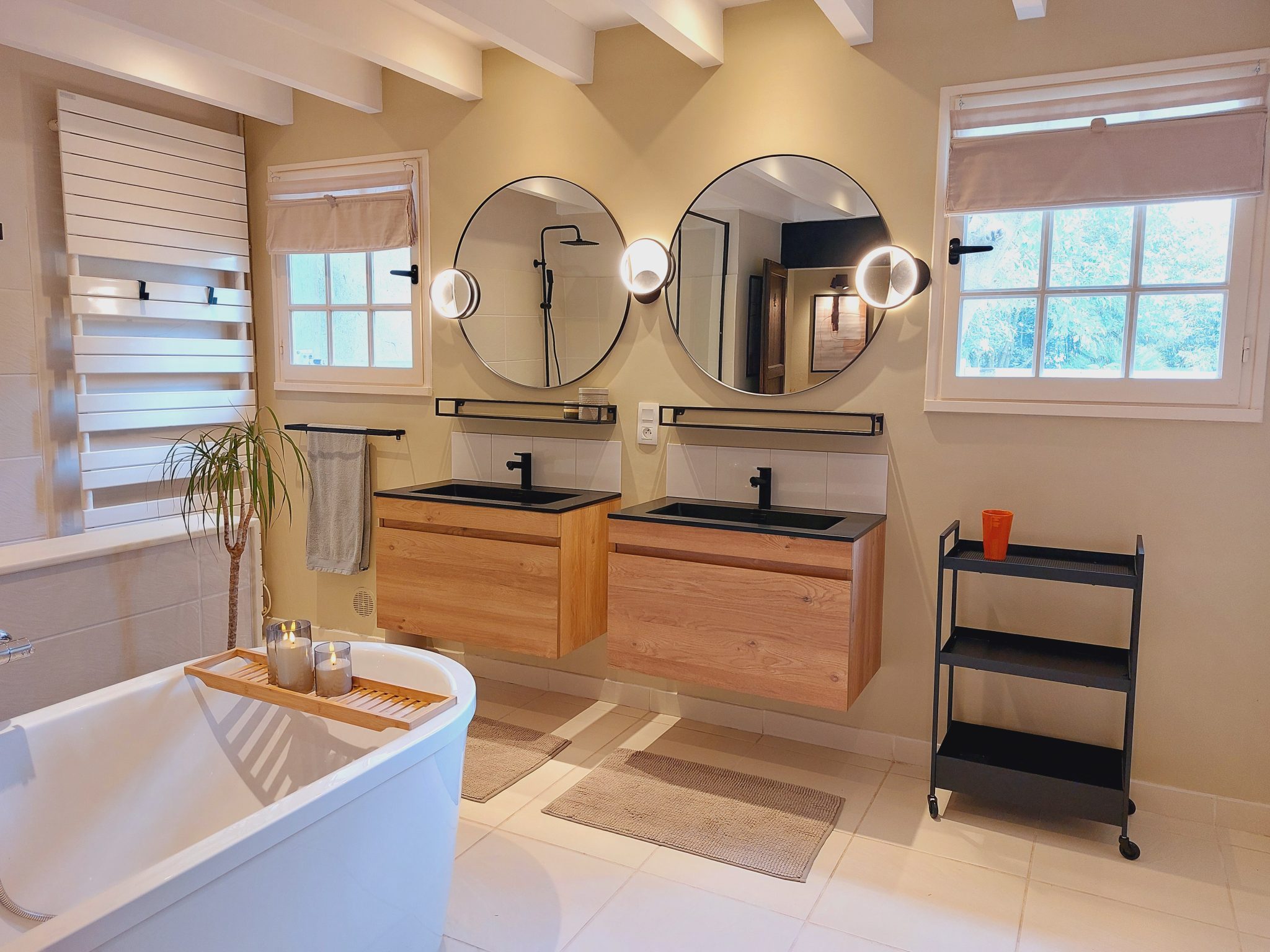 Vue des deux lavabos de la salle de bain