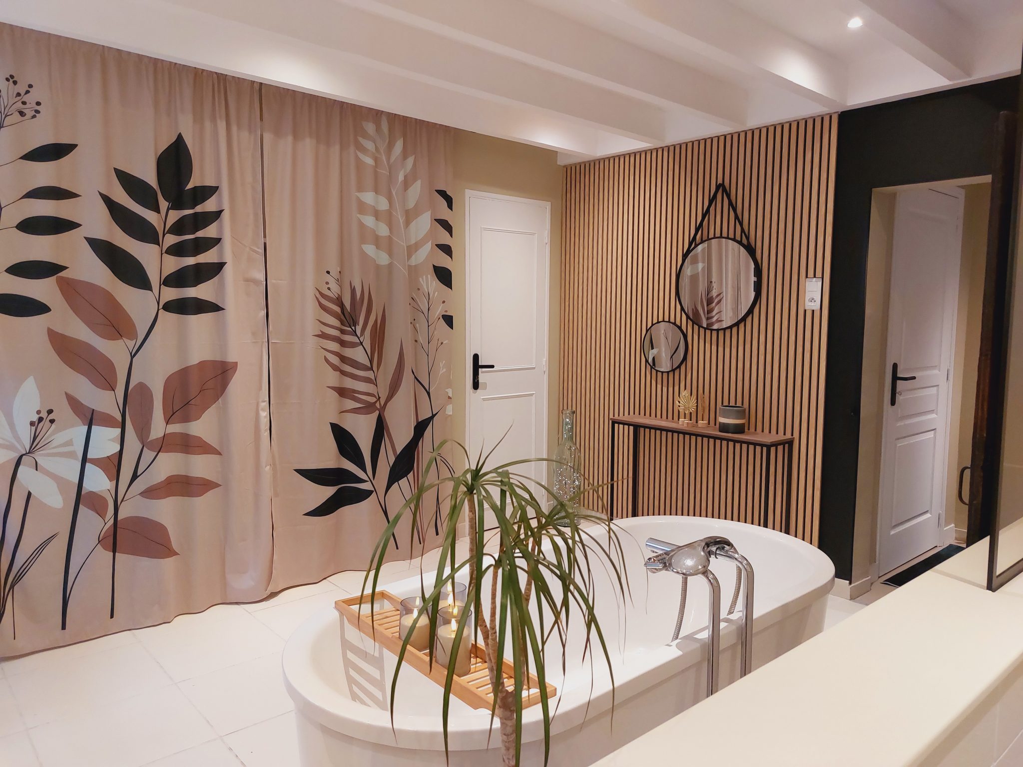 Grande salle de bain avec baignoire et douche